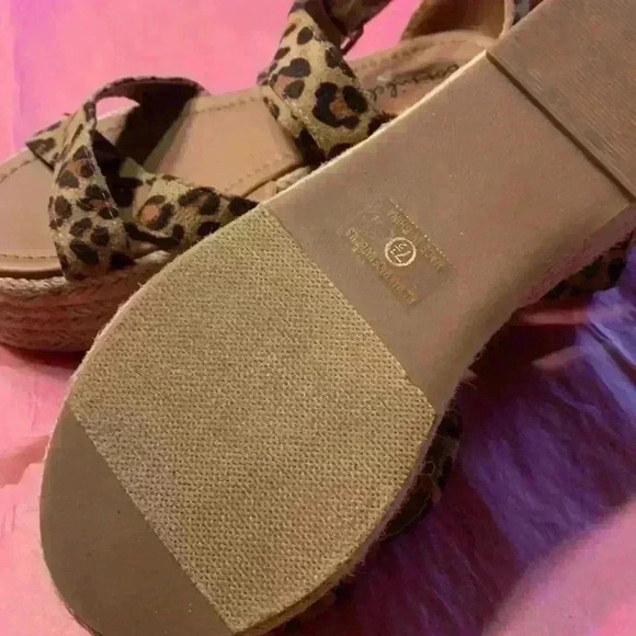 Bonnibel Leopard Sandals 7.5 - Picture 9 of 9